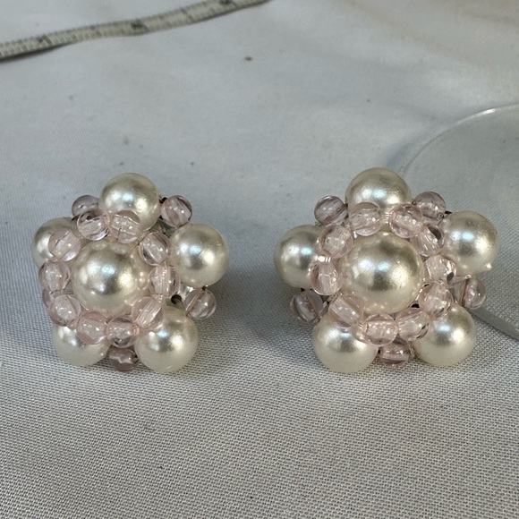 Vintage style pearl bead cluster earrings - Picture 4 of 5